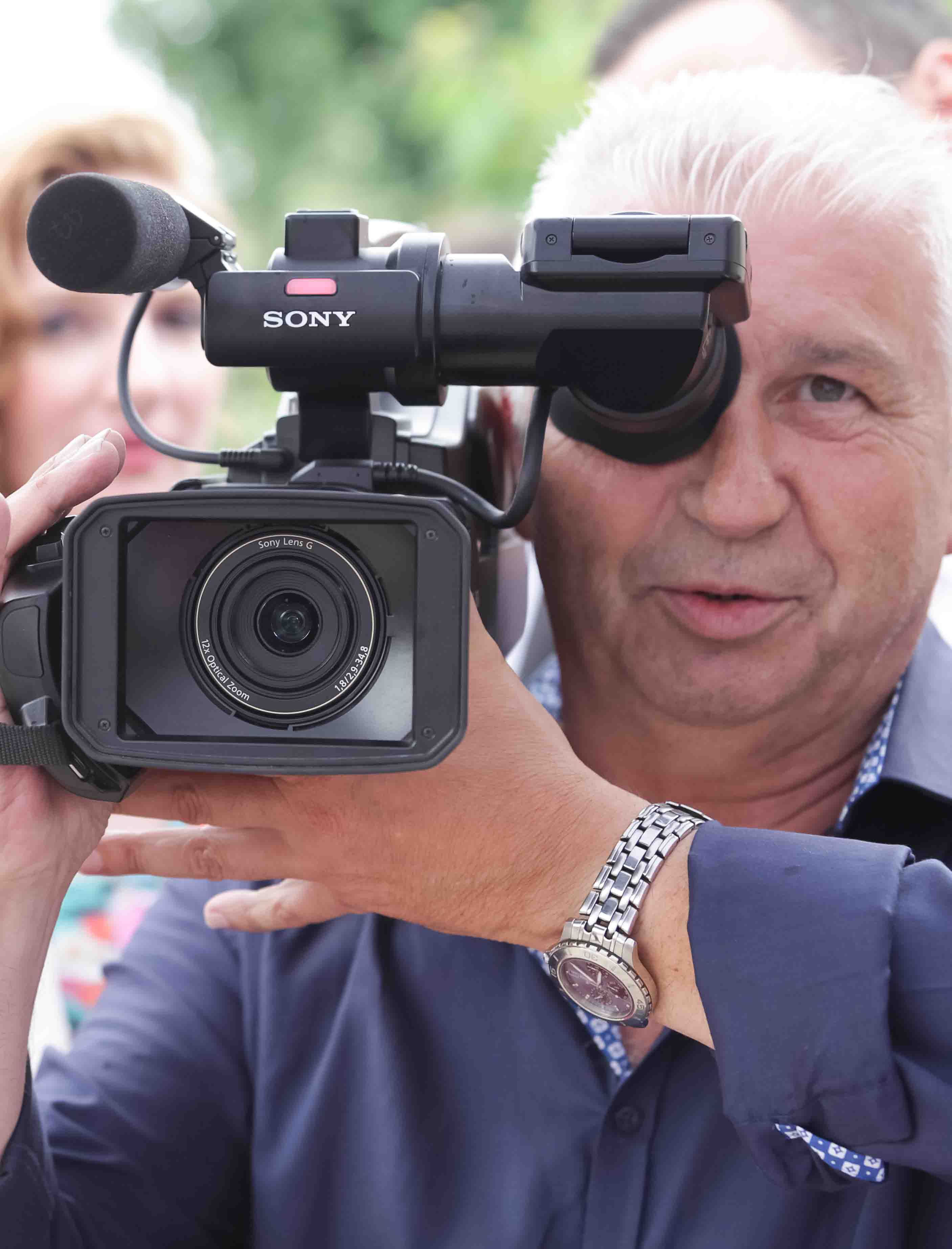 Je suis un cameraman de mariage expérimenté.